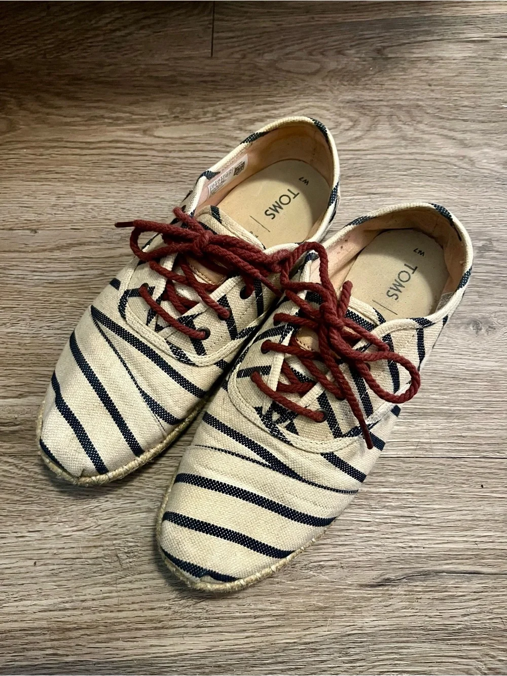 TOMS Cordones Natural Woven Rivera Stripe on Rope Navy Stripes and Red Laces